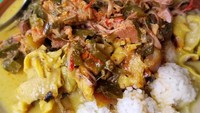 Selain disajikan dalam pincuk nasi penggel disajikan di atas piring. Jumlah bola nasi bisa diambil sesuai selera. Foto : Instagram @eio_brams