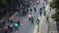 Warga nampak telah berdiri di pinggir jalan untuk menyaksikan langsung iring-iringan mobil jenazah BJ Habibie.