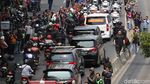 Antusias Warga Saksikan Iring-Iringan Mobil Jenazah Habibie