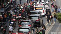 Ada pula warga yang menunggu iring-iringan mobil jenazah Habibie dari halte busway dan jembatan penyeberangan orang (JPO). Tampak juga ada yang membawa bendera Merah Putih.