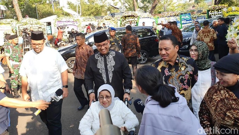 Bareng Ibunda, Anies Melayat ke Rumah Duka BJ Habibie Bareng Ibunda, Anies Melayat ke Rumah Duka BJ Habibie