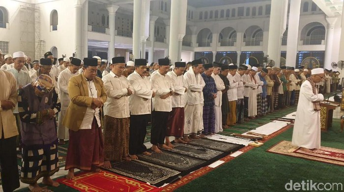 Gubernur Khofifah Indar Parawansa salat gaib untuk almarhum Presiden ketiga RI, BJ Habibie di Masjid Al Akbar Surabaya. Usai salat gaib, Khofifah kemudian mengenang bagaimana sosok Habibie.