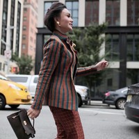 Yuni Shara juga tak kalah eksis. Ia membawa rasa Indonesia dengan blazer bermotif lurik. (Foto: Instagram/@yunishara36)