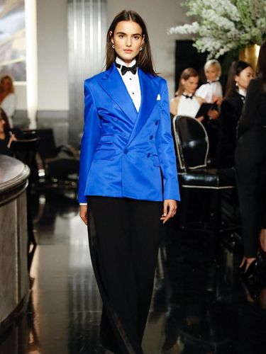 Koleksi ralph lauren Fall 2019 New York fashion week NEW YORK, NEW YORK - SEPTEMBER 07: A model walks the runway at the Ralph Lauren Fall 2019 Collection at William and Wall on September 07, 2019 in New York City. (Photo by JP Yim/Getty Images)