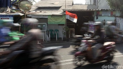 Bendera Merah Putih Setengah Tiang Berkibar Hormati Habibie