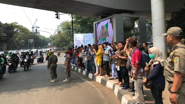 Warga Berdiri di Jalan hingga JPO Lihat Iring-iringan Jenazah BJ Habibie Warga Berdiri di Jalan hingga JPO Lihat Iring-iringan Jenazah BJ Habibie