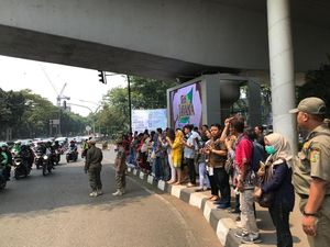 Warga Berdiri di Jalan hingga JPO Lihat Iring-iringan Jenazah BJ Habibie