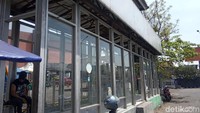 Berdasarkan Pantauan detikcom, Kamis (12/9/2019), terlihat halte di sejumlah titik seperti Jalan Soekarno-Hatta (Mal Carrefour), Jalan Jendral Ahmad Yani (Stadiun Persib) dan Jalan Perintis Kemerdekaan (dekat Balai Kota Bandung) tampak tak terawat dan sepi.
