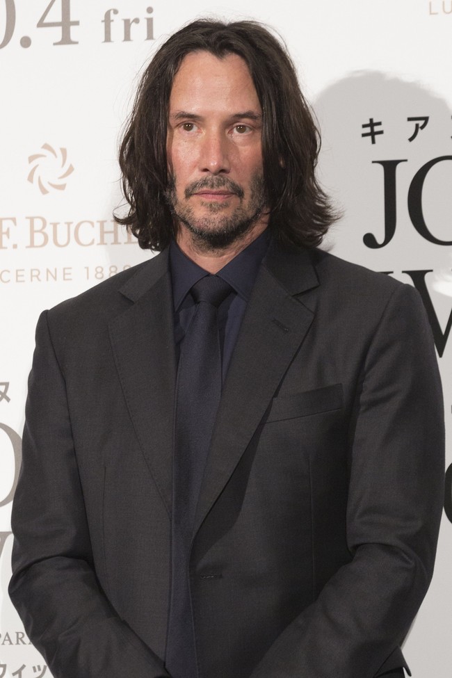 Walaupun telah menjadi bintang Hollywood, Keanu Reeves diketahui lebih memilih untuk hidup sederhana. Dibanding untuk membeli rumah, pemeran film The Matrix ini memilih untuk tinggal di hotel atau di apartemen sewaan. Aktor asal Kanada ini juga tidak menyewa keamanan pribadi untuk menjaga dirinya. Keanu yang sangat murah hati ini lebih senang menggunakan transportasi publik dan menyumbangkan 90% pembayaran dari The Matrix untuk para pekerja filmnya tersebut. Sekitar US$ 80 juta diberikannya untuk para pekerja di balik layar The Matrix. Dia juga membelikan sepeda motor baru bagi 12 pemain pengganti dalam The Matrix. Foto: Getty Images