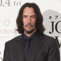 Walaupun telah menjadi bintang Hollywood, Keanu Reeves diketahui lebih memilih untuk hidup sederhana. Dibanding untuk membeli rumah, pemeran film The Matrix ini memilih untuk tinggal di hotel atau di apartemen sewaan. Aktor asal Kanada ini juga tidak menyewa keamanan pribadi untuk menjaga dirinya. Keanu yang sangat murah hati ini lebih senang menggunakan transportasi publik dan menyumbangkan 90% pembayaran dari The Matrix untuk para pekerja filmnya tersebut. Sekitar US$ 80 juta diberikannya untuk para pekerja di balik layar The Matrix. Dia juga membelikan sepeda motor baru bagi 12 pemain pengganti dalam The Matrix. Foto: Getty Images