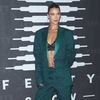 Adik Gigi, Bella Hadid, juga tak kalah seksi. Ia memakai setelan beludu hijau yang mengekspos bra hitamnya. Foto: Getty Images