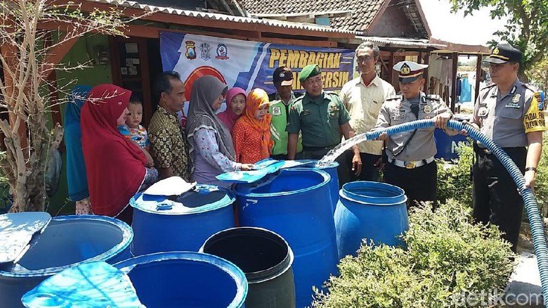 Polisi Dropping Air Bersih ke Desa Terdampak Kekeringan di Gresik Polisi Dropping Air Bersih ke Desa Terdampak Kekeringan di Gresik