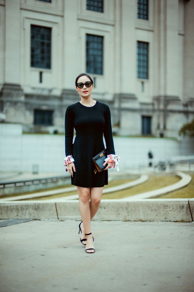 Tatjana hadir dalam balutan little black dress Tory Burch dari seri Woven Cuff Sweater Dress.  Gaun hitam tersebut hadir dengan aksen pada bagian manset di kedua lengan. (Foto: Tory Burch/Time International)