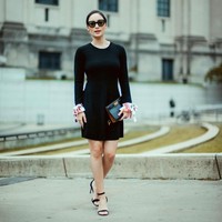 Tatjana hadir dalam balutan little black dress Tory Burch dari seri Woven Cuff Sweater Dress.  Gaun hitam tersebut hadir dengan aksen pada bagian manset di kedua lengan. (Foto: Tory Burch/Time International)