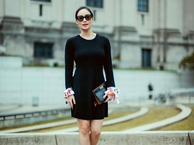 Bintang Ayat Ayat Cinta 2 ini lalu menyempurnakan gayanya dengan tas kulit dual-tone Lee Radwzill Shoulder Bag. Versi klasiknya yang berwarna coklat polos hadir dalam harga US$ 798 di situs resmi Tory Burch. (Foto: Tory Burch/Time International)