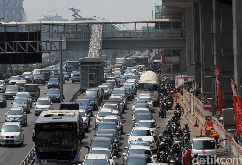 Kemacetan di Jakarta Tiga ruas jalan protokol di Jakarta dibebaskan dari ganjil genap pagi ini. Hal itu dilakukan untuk memudahkan masyarakat yang hendak melayat Almarhum BJ Habibie