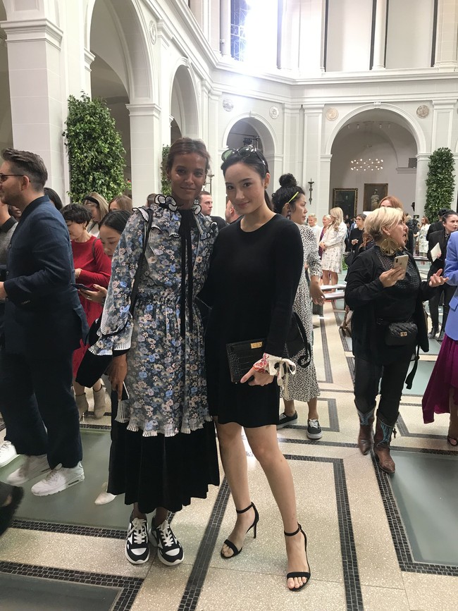Tatjana juga bertemu dengan model dan aktivis Liya Kebede. (Foto: Tory Burch/Time International)