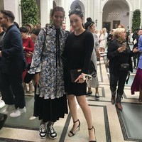Tatjana juga bertemu dengan model dan aktivis Liya Kebede. (Foto: Tory Burch/Time International)