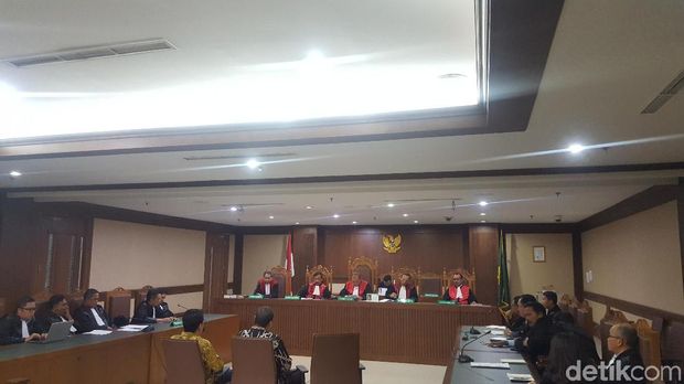 Sementara staf Kemenpora Adhi Purnomo dan Eko Triyanta dengan pidana penjara selama 4 tahun dan denda Rp 200 juta subsider 2 bulan kurungan