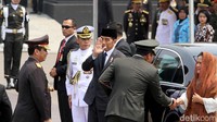 Presiden Joko Widodo didampingi Ibu Negara Iriana Joko Widodo hadir di Taman Makam Pahlawan (TMP) Kalibata, Jakarta, untuk menghadiri pemakaman Presiden ke-3 RI BJ Habibie, Kamis (12/9/2019).