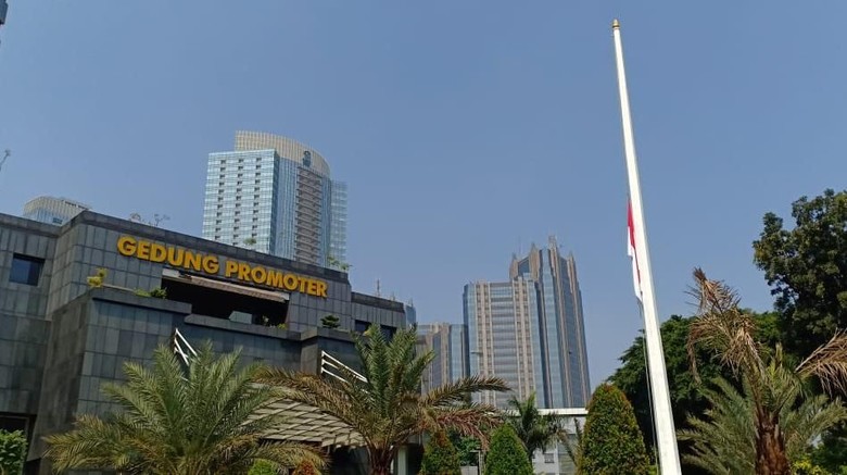 Pengibaran Bendera Setengah Tiang di Polda Metro untuk Hormati Habibie Pengibaran Bendera Setengah Tiang di Polda Metro untuk Hormati Habibie