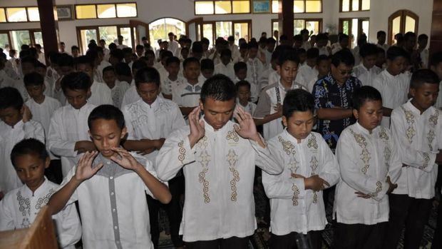 Doa untuk Habibie Terbang Bersama Pesawat Kertas Siswa SMP Banjar