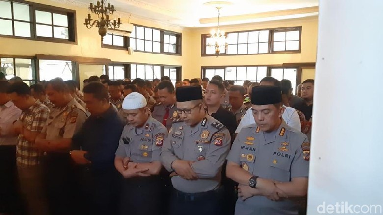 Polisi di Bandung Gelar Salat Gaib untuk BJ Habibie Polisi di Bandung Gelar Salat Gaib untuk BJ Habibie