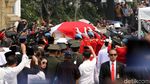 Warga Ramai-ramai Abadikan Kedatangan Jenazah BJ Habibie