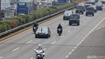 Rombongan Mobil Presiden dan Wapres Menuju TMP Kalibata