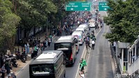 Mobil jenazah berangkat menuju ke TMP Kalibata. Jenazah BJ Habibie dengan peti jenazah yang berbalut bendera merah putih itu akan dilakukan secara militer dengan Irup Presiden Jokowi.