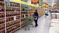 Meski begitu masih ada produk minyak goreng dengan beberapa merek yang didiskon 30%. Kemudian ada bahan-bahan masakan yang didiskon hingga 15%.
