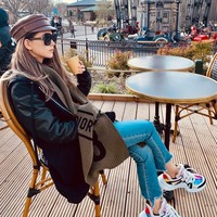 Liburan ke Paris, Hannah tampil dengan barang branded. Wanita keturunan Taiwan-Australia itu mengenakan  scarf dari Dior dan sepatu sneakers dari Luois Vuitton.  Foto: Instagram