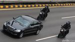 Rombongan Mobil Presiden dan Wapres Menuju TMP Kalibata