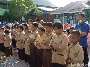 Siswa-siswa dan Guru di Gorontalo Salat Gaib untuk BJ Habibie