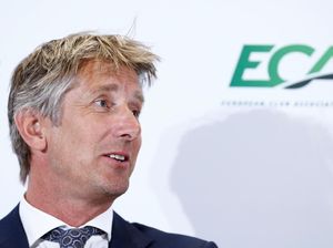 Digoda Balik ke MU, Van der Sar Menolak