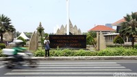 Seperti diketahui, Habibie akan dimakamkan di TMP Kalibata, Jakarta Selatan, pada Kamis (12/9) sekitar pukul 13.30 WIB, tepat di sebelah makam sang istri, Ainun Habibie. Upacara pemakaman akan dipimpin Presiden Joko Widodo (Jokowi).