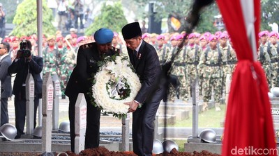Momen Jokowi Pimpin Prosesi Pemakaman BJ Habibie