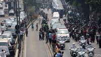 Warga antusias menyaksikan iring-iringan mobil jenazah Presiden ke-3 RI BJ Habibie saat melintasi Jalan Gatot Subroto, Jakarta, Kamis (12/9/2019).