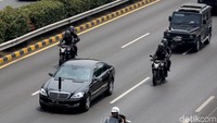 Almarhum tidak hanya berpikir tentang apa yang terjadi di Indonesia saat ini, tidak hanya berpikir apa yang terjadi di Indonesia untuk satu atau dua tahun mendatang, tapi almarhum sudah berpikir dan bekerja untuk membangun masa depan Indonesia 50 tahun ke depan, untuk 100 tahun ke depan, untuk Indonesia bisa lepas landas menjadi Indonesia maju, kata Jokowi dalam prosesi pemakaman BJ Habibie di TMP Kalibata, Jakarta Selatan, Kamis (12/9/2019). Foto: Agung Pambudhy