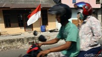 Nampak Bendera Merah-Putih setengah tiang berkibar di sejumlah rumah warga.