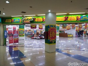 Bukan Hanya Obral Dagangan, Giant Poins Square Juga Jual Rak Display