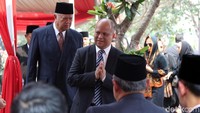 Keluarga dan kerabat menghadiri prosesi pemakaman Presiden ke-3 RI BJ Habibie di Taman Makam Pahlawan (TMP) Kalibata, Jakarta, Kamis (12/9/2019).
