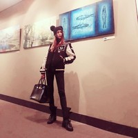 Tampilan artis belum hits jika belum menenteng Hermes. Inilah gaya Hannah menjinjing salah satu tas termewah di dunia itu.  Foto: Instagram