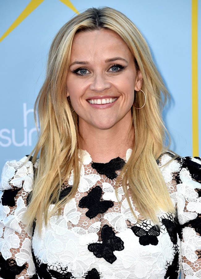 Aktris yang pernah masuk nominasi Golden Globe Awards, Reese Witherspoon selalu berusaha menjauhkan hidupnya dari uang dan barang-barang mewah. Baginya, barang-barang mewah tidaklah penting. Reese juga mengajarkan sang anak untuk hidup sederhana seperti dirinya. Bintang film The Man in The Moon ini tergabung dalam kampanye untuk mengumpulkan pakaian bagi anak-anak yang kekurangan di Amerika Serikat dan Kanada. Dirinya dan aktor Matthew McConaughey mengatur pengumpulan amal Sing dan memperoleh US$ 100 ribu. Foto: Getty Images
