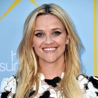 Aktris yang pernah masuk nominasi Golden Globe Awards, Reese Witherspoon selalu berusaha menjauhkan hidupnya dari uang dan barang-barang mewah. Baginya, barang-barang mewah tidaklah penting. Reese juga mengajarkan sang anak untuk hidup sederhana seperti dirinya. Bintang film The Man in The Moon ini tergabung dalam kampanye untuk mengumpulkan pakaian bagi anak-anak yang kekurangan di Amerika Serikat dan Kanada. Dirinya dan aktor Matthew McConaughey mengatur pengumpulan amal Sing dan memperoleh US$ 100 ribu. Foto: Getty Images