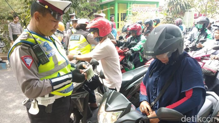 Operasi Patuh Semeru 2019 di Sidoarjo sudah berlangsung selama 14 hari mulai 29 Agustus lalu. Pelanggaran didominasi oleh pengendara roda dua.