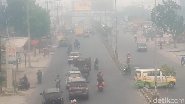 Curhat Pedagang Dikepung Pekatnya Kabut Asap