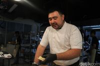 Asyiknya Menikmati Hidangan Italia di Dapur dengan Suasana Santai