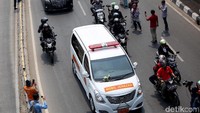 Upacara penyerahan jenazah dilakukan secara militer dan diserahkan dari keluarga kepada Pemerintah untuk segera dimakamkan.