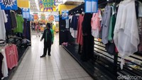 Hampir semua produk di gerai Giant ini didiskon hingga 60%.